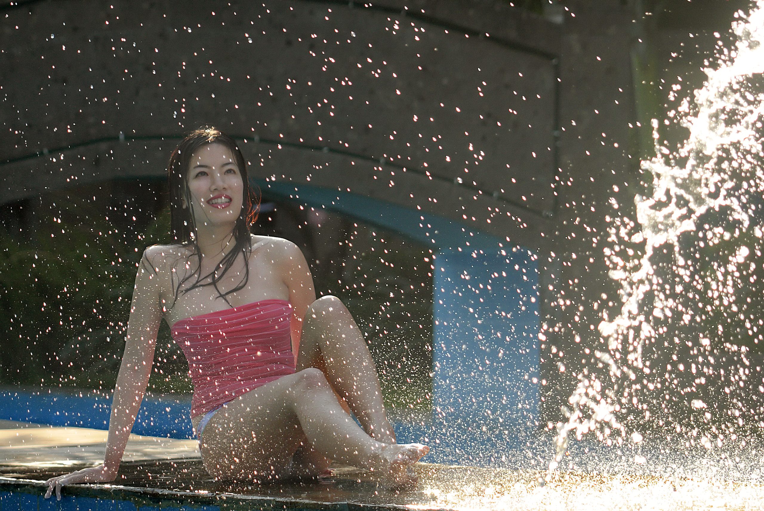 É seguro nadar em piscina durante chuva forte? Veja quando é hora de sair da água