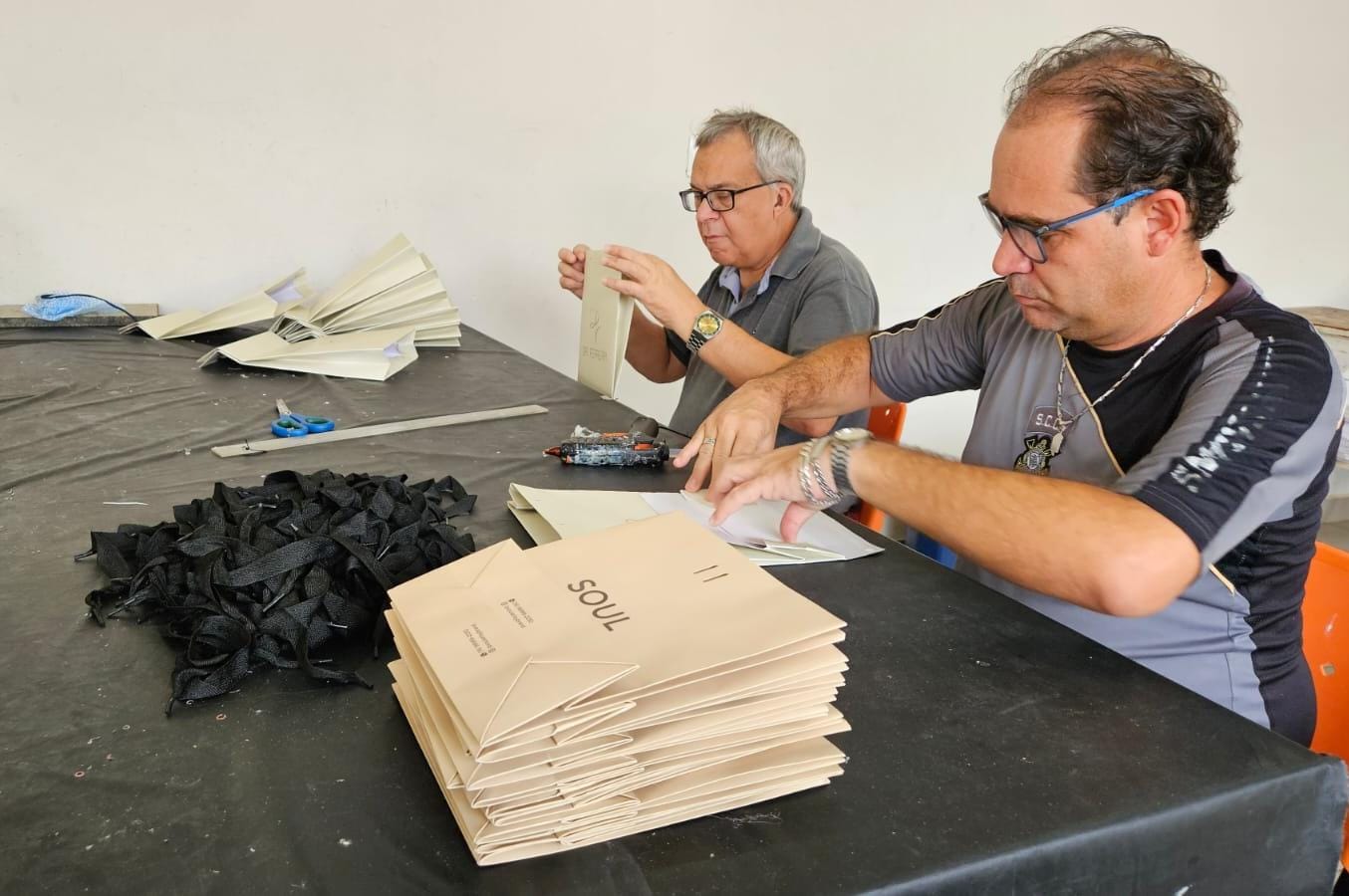 Oficinas Inspiração, do Allan Kardec, apostam na montagem de sacolas de papel