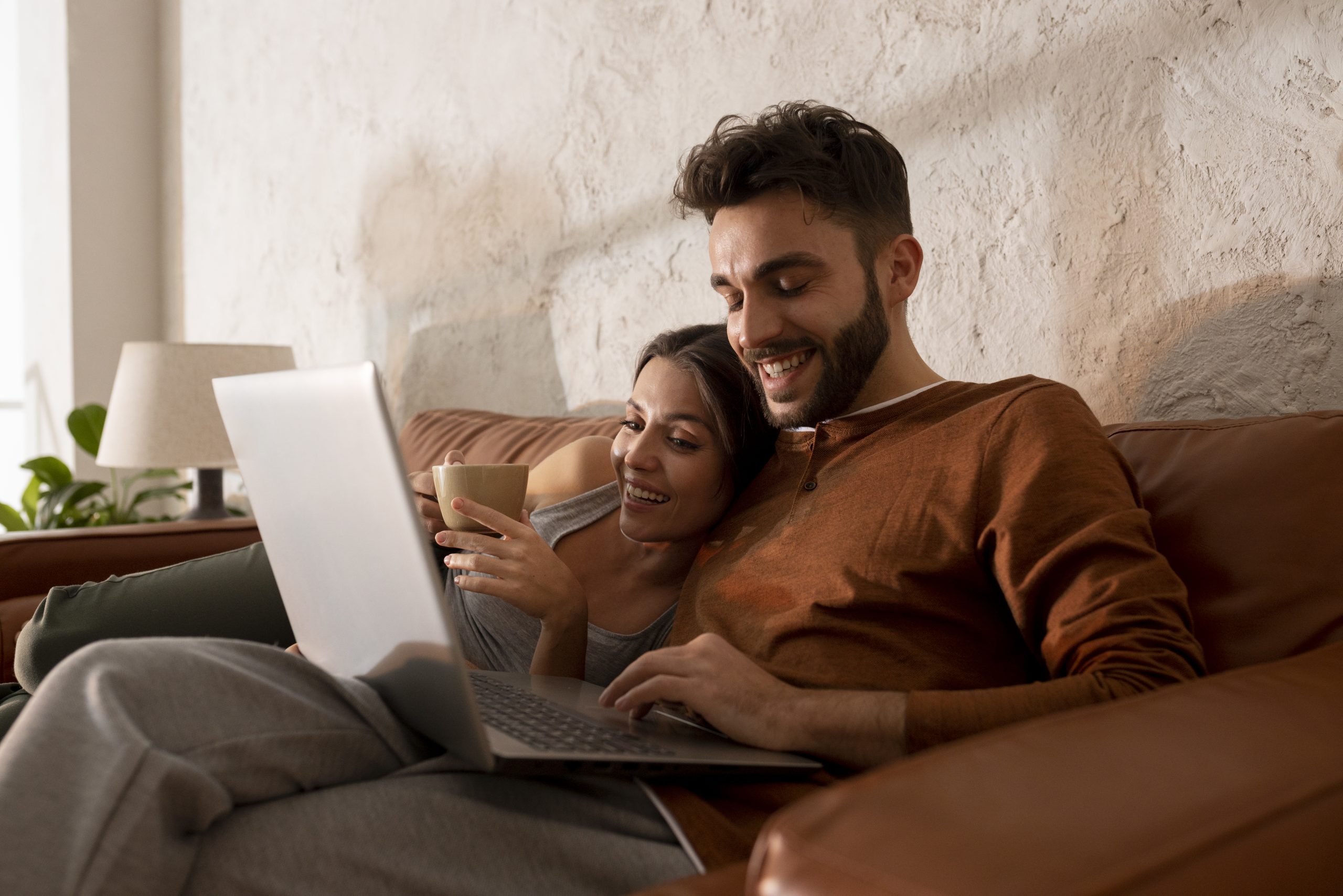 Casais que compartilham senhas: amor ou controle? Especialista explica