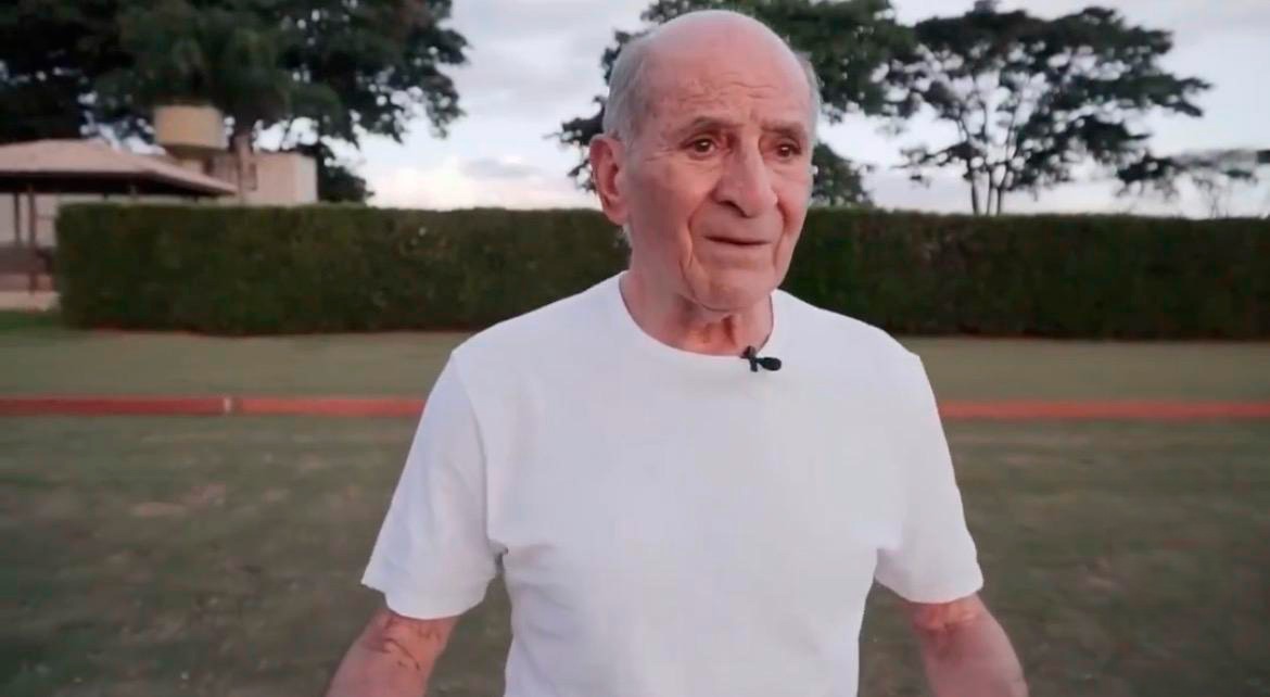 Conheça o homem de 92 anos que há 50 anos corre todos os dias no Poliesportivo