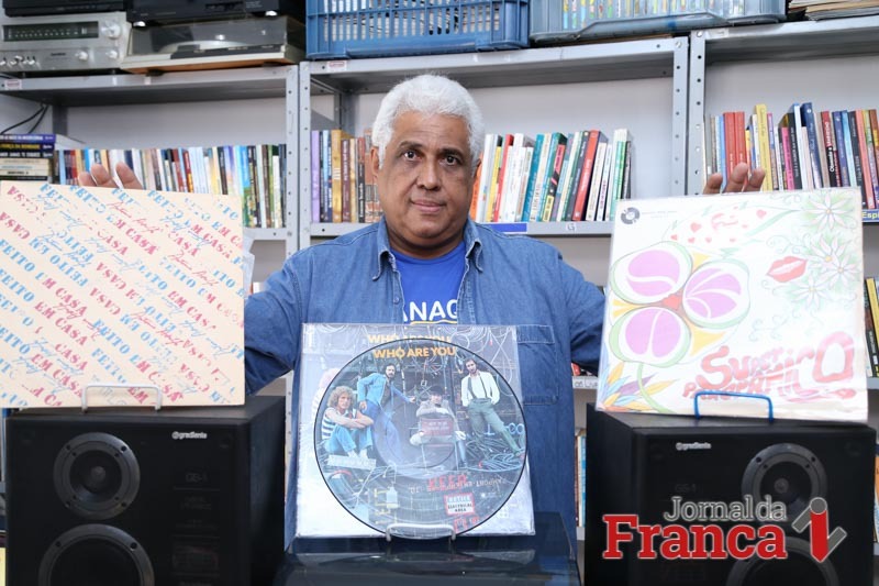 Cerveja artesanal, salgados, música e literatura marcam os 24 anos do Sebo Almanaque