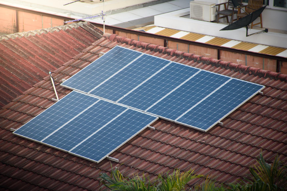 Você sabia que o sol que bate no seu telhado pode virar desconto na conta de luz?