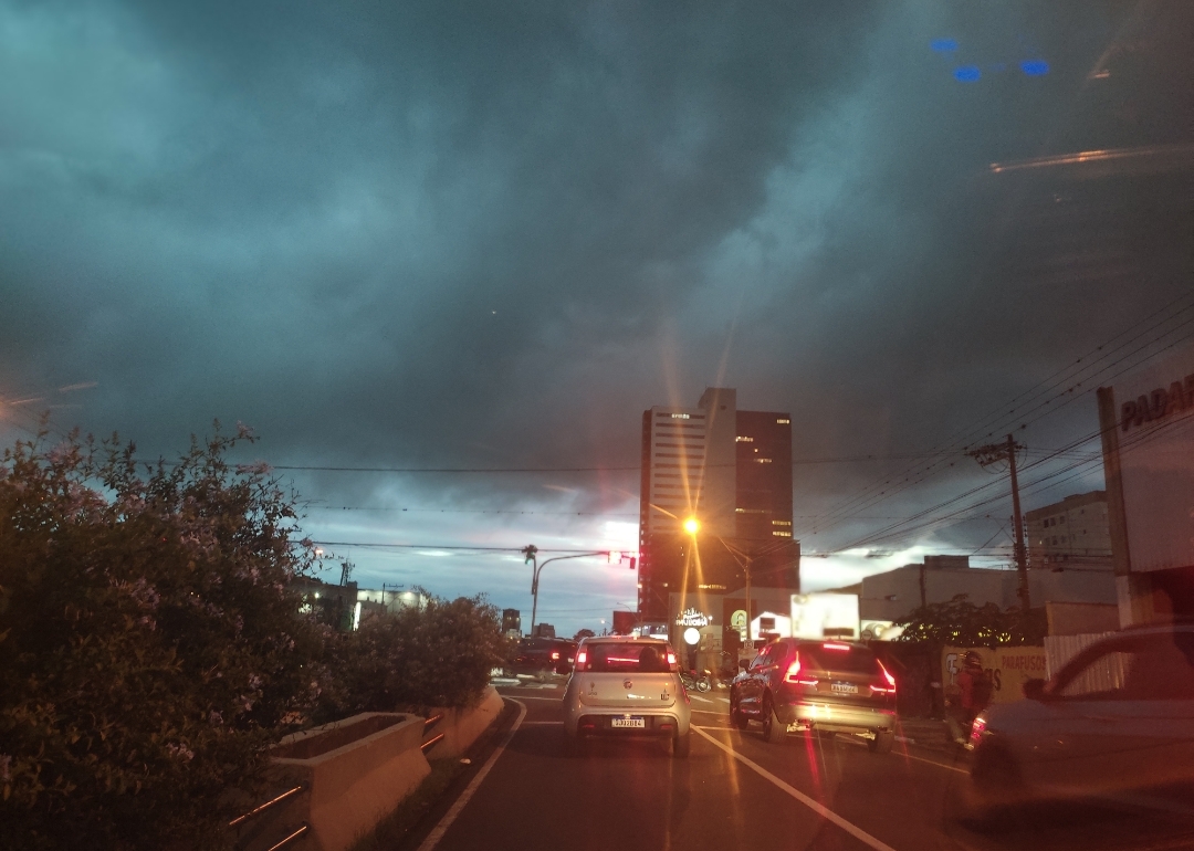 Chuva chega e clima esfria: tempo fecha rápido em Franca e o “dia vira noite”