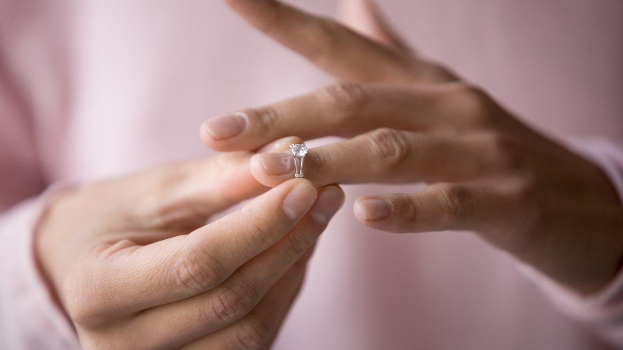 Aliança de casamento? Não: o novo hit entre ex-casais é o anel de divórcio!