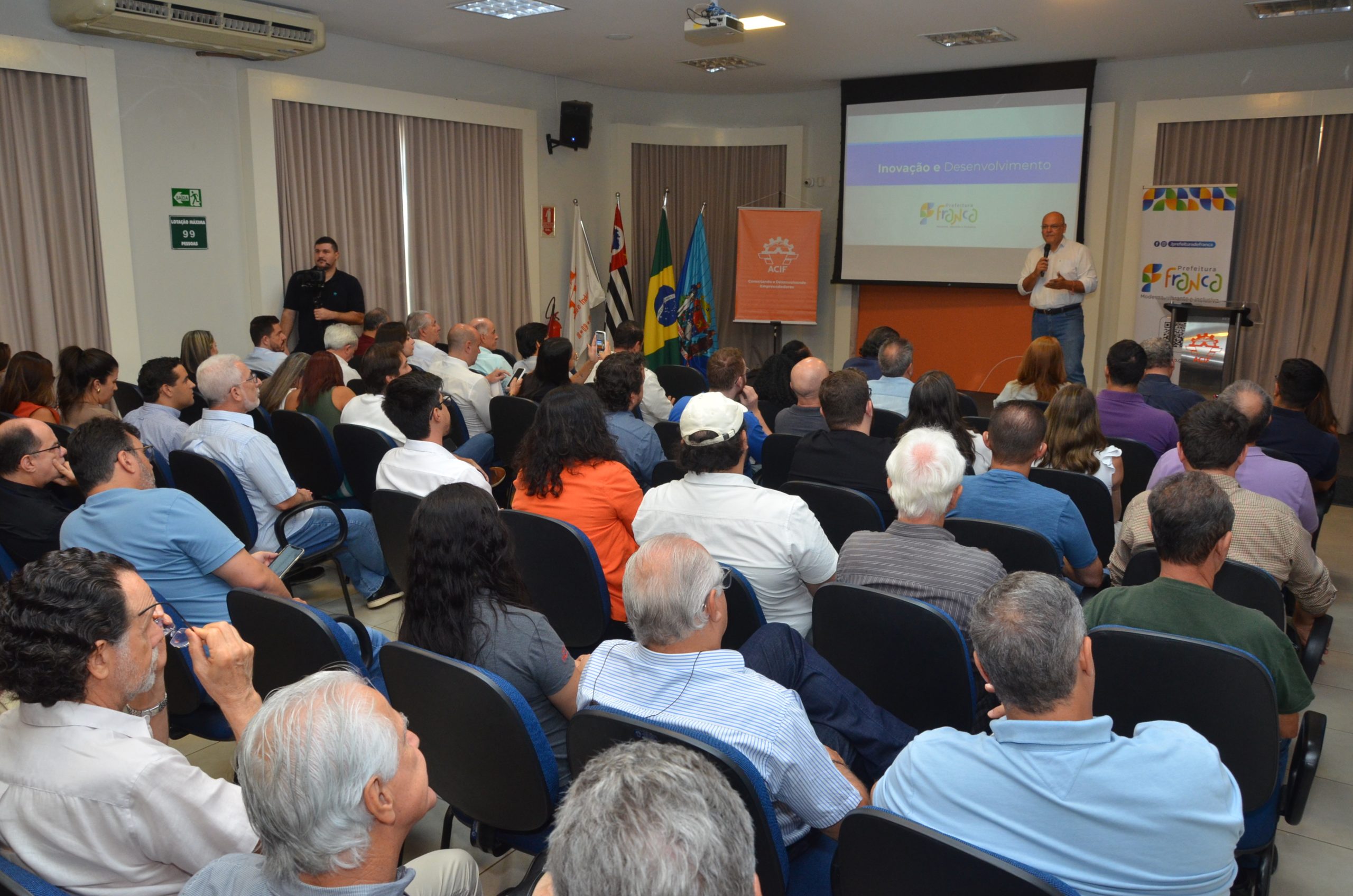 Prefeito Alexandre Ferreira apresenta programa para atrair empresas para a cidade