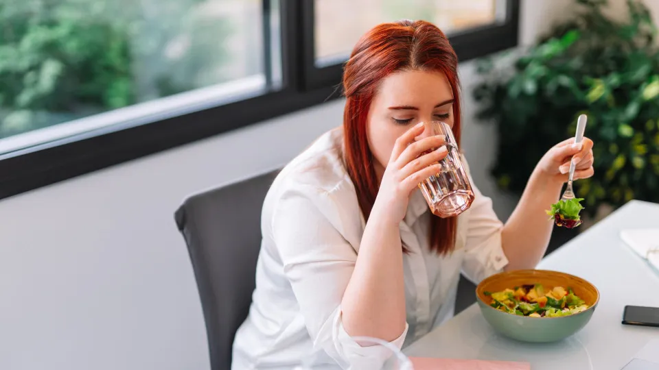 Beber água durante as refeições ajuda ou atrapalha na digestão? Descubra agora