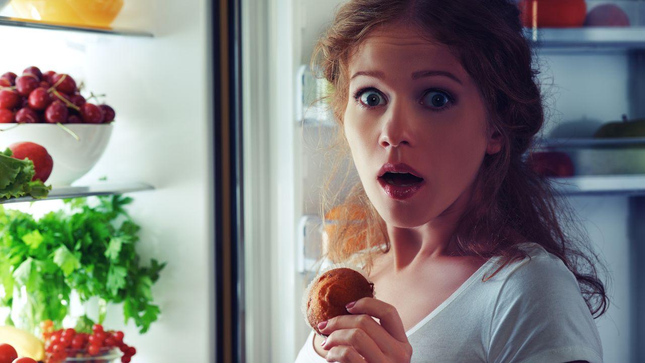 Come mais à noite? Entenda o que o seu corpo está querendo dizer