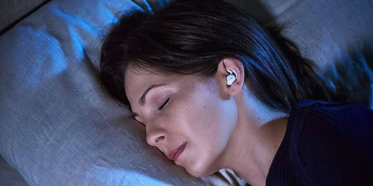 Dormir com fones no ouvido impede ventilação natural e o cérebro do sono profundo