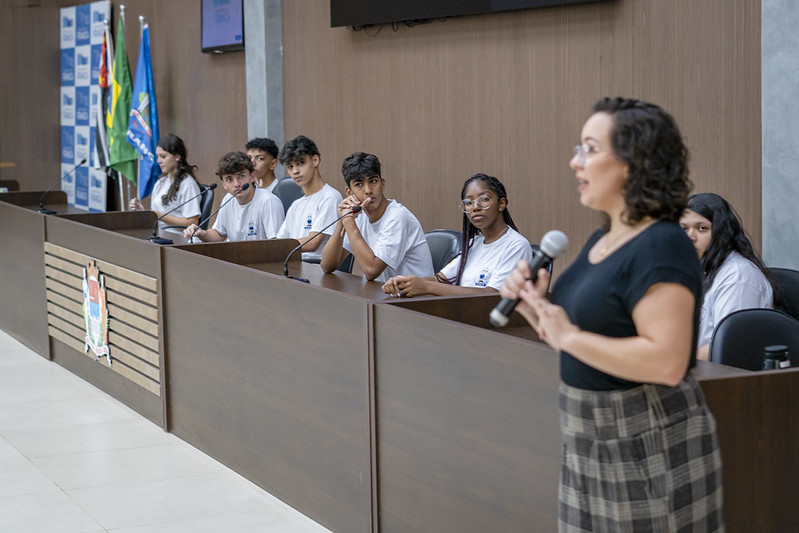 Alunos da ESAC visitam a Câmara de Franca e aprendem sobre o papel do Legislativo
