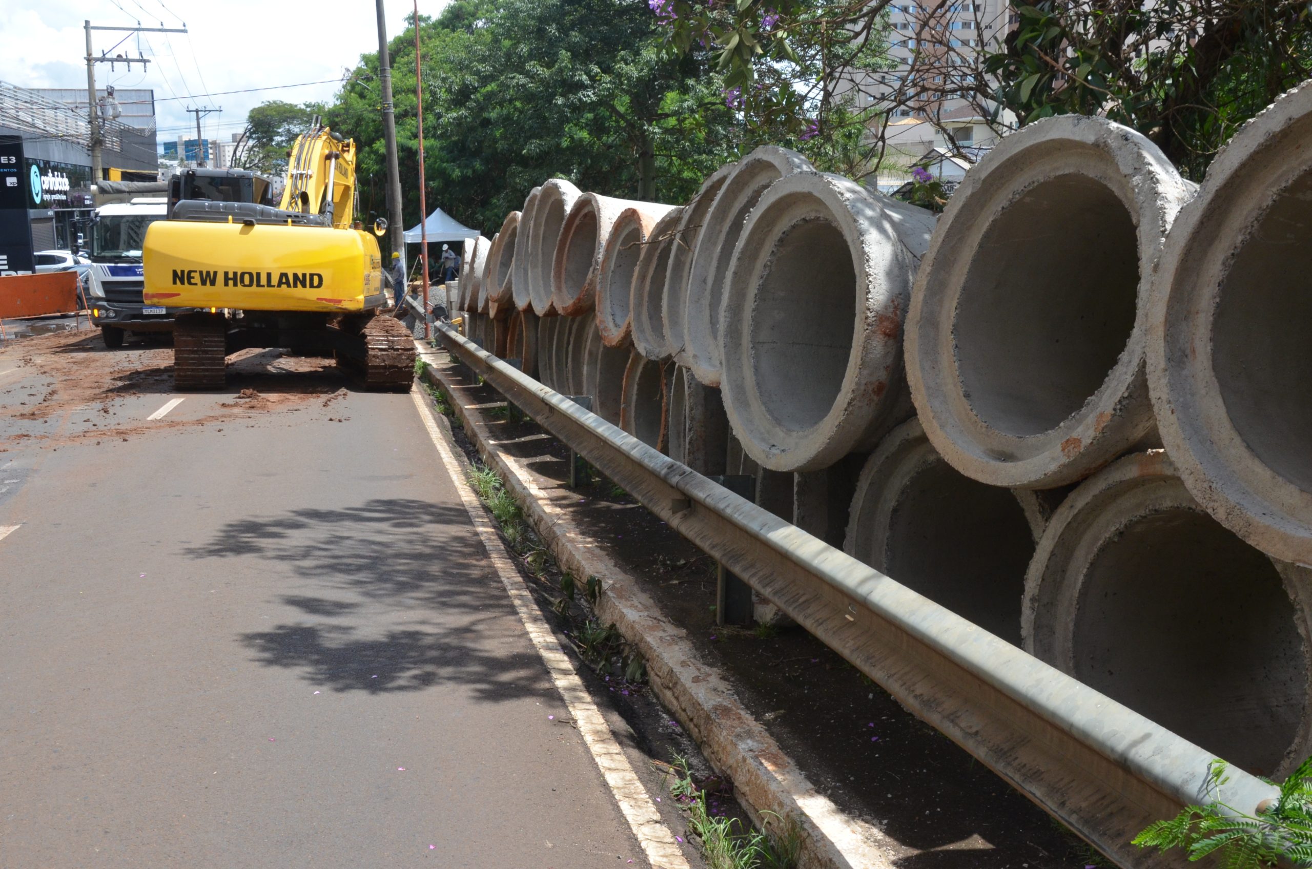 Prefeitura de Franca realiza obras de drenagem na avenida Ismael Alonso y Alonso
