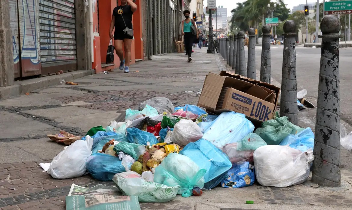 Câmara aprova multa para quem descartar lixo em via pública: vale para todo Brasil