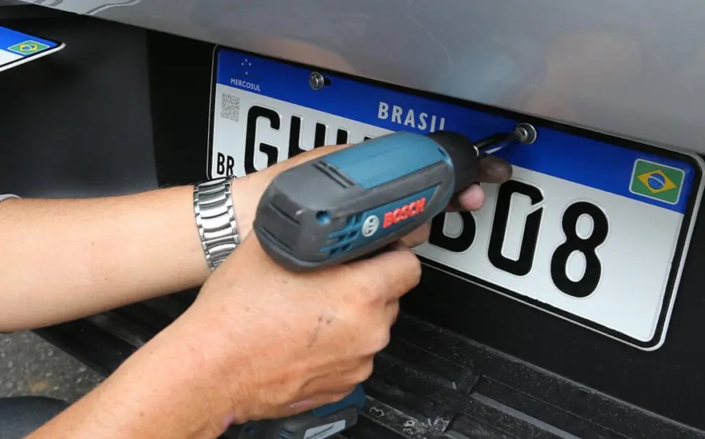 Projeto na Câmara dos Deputados pode mudar placas de veículos no Brasil, outra vez