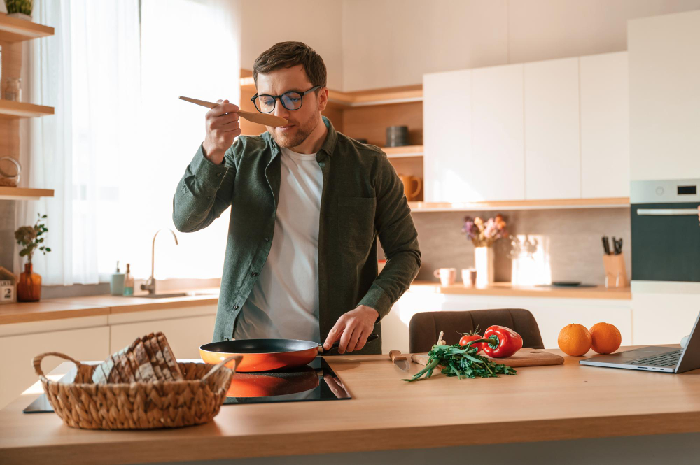 4 em cada 10 brasileiros pretendem cozinhar mais e reduzir delivery para economizar