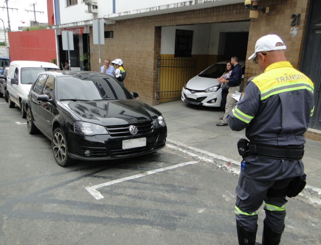Quem estaciona na frente da própria garagem precisa conhecer o art. 181 do CTB
