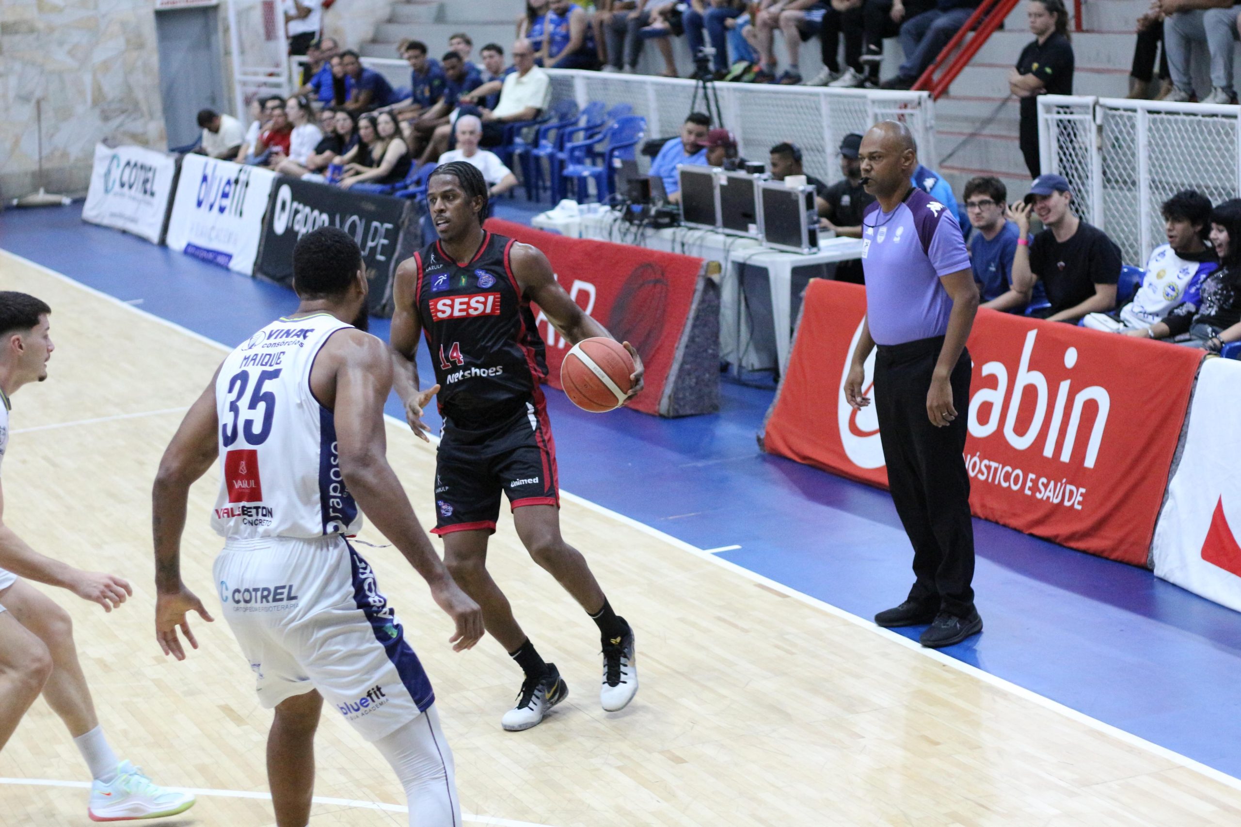 Lucas Dias e Georginho marcam 48 pontos e Sesi Franca vence o São José no Vale