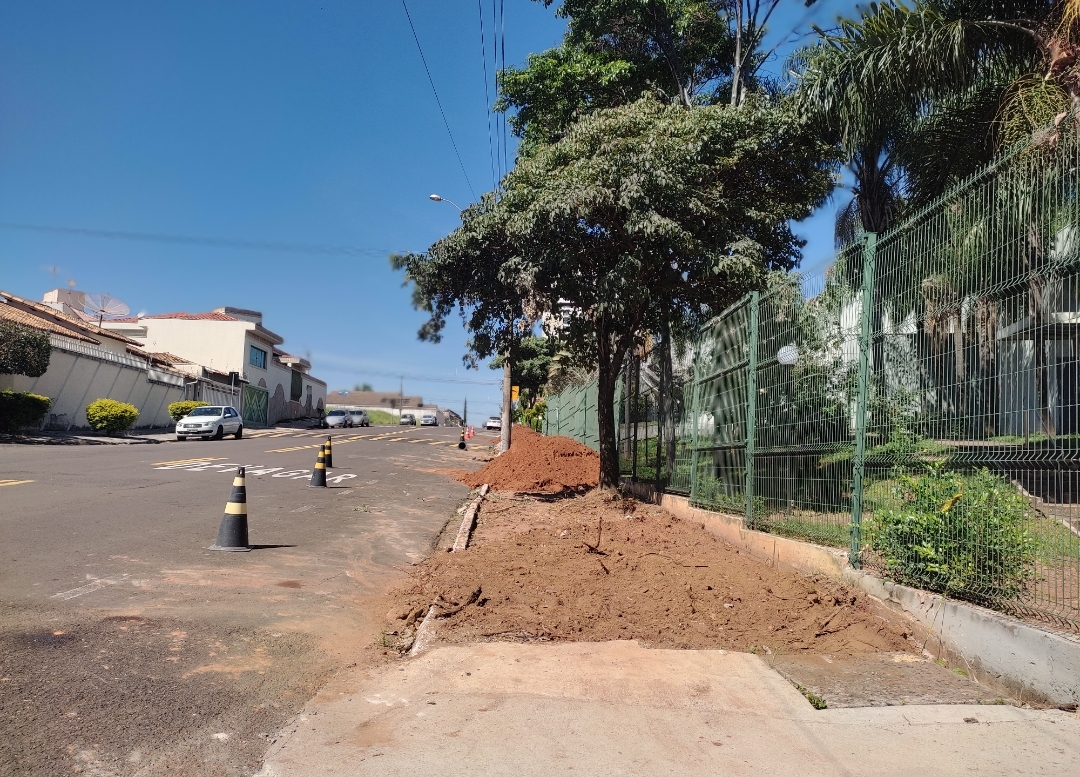 Prefeitura segue realizando as obras de construção da calçada na Câmara de Franca