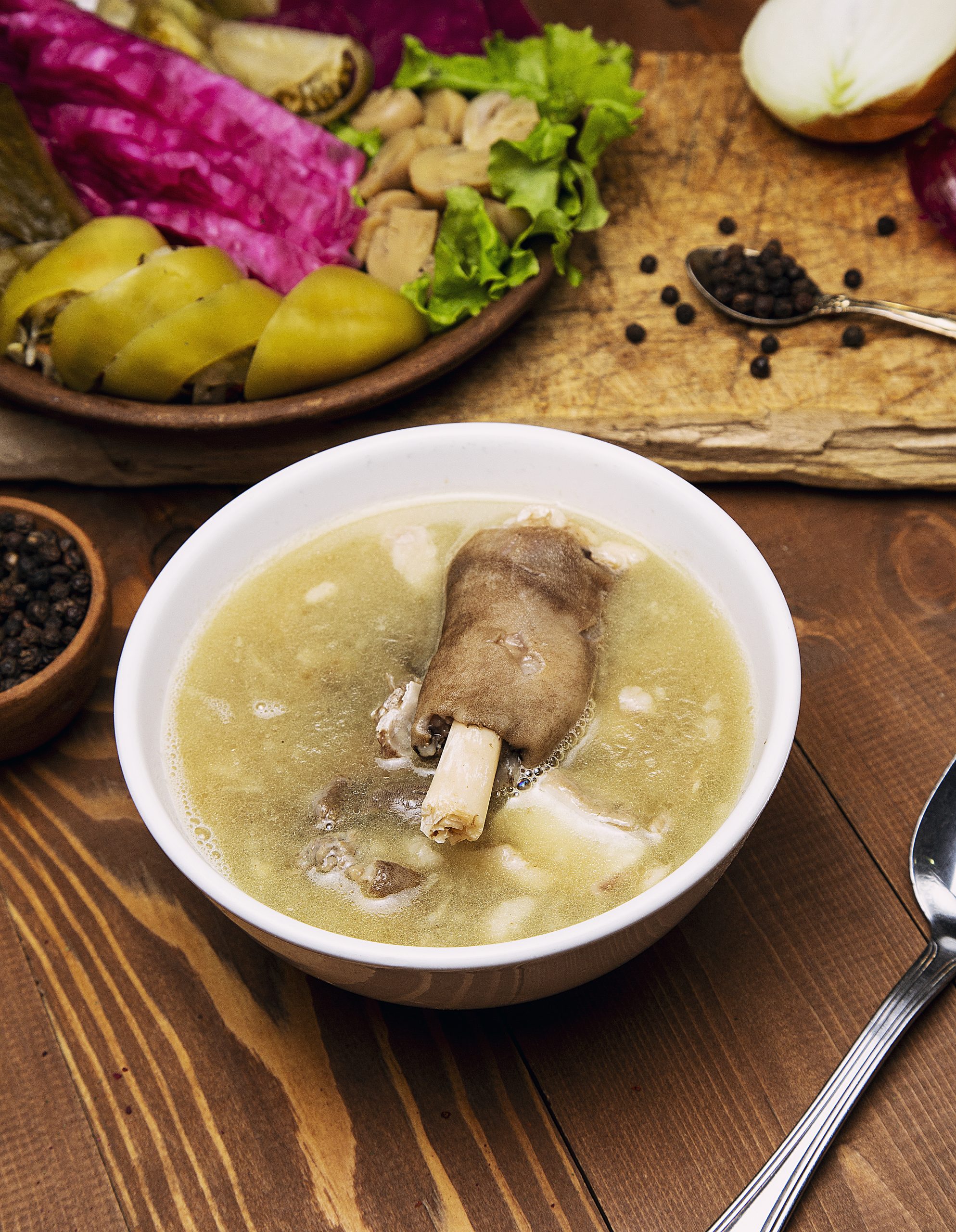 Caldo de ossos merece a fama? Veja os benefícios reais e o que é mito