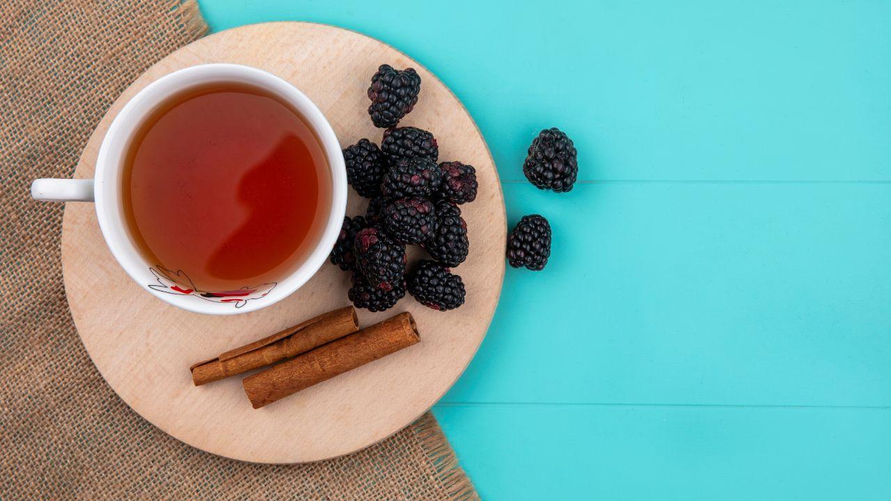 Chá de amora: saiba mais sobre o aliado contra os sintomas da menopausa