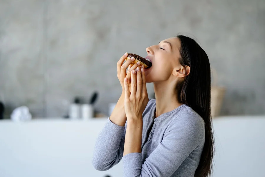 Saiba o porquê das pessoas terem mais vontade de comer doces quando o clima esfria