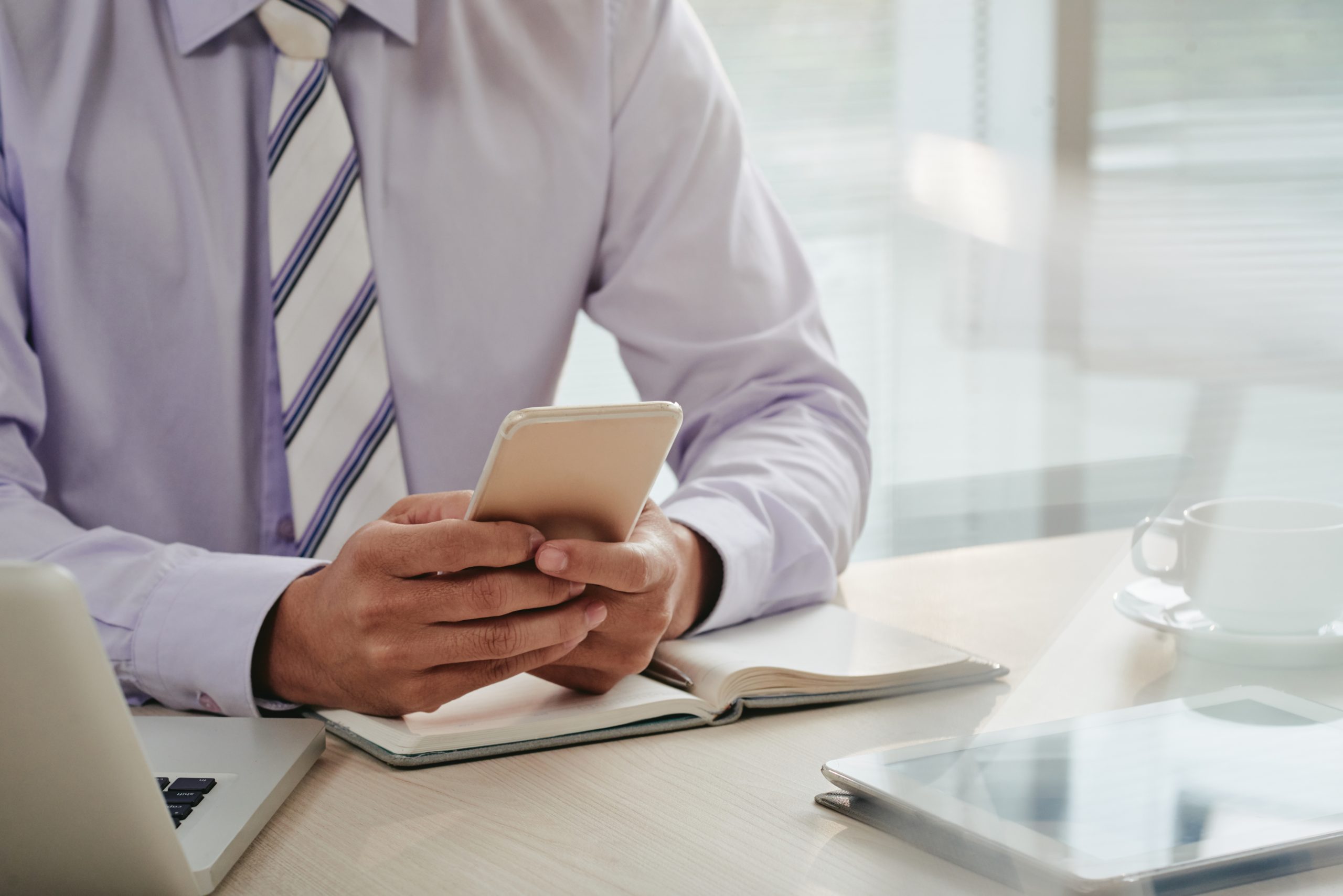 5 erros no celular da empresa que podem te dar problema — e você nem sabe!