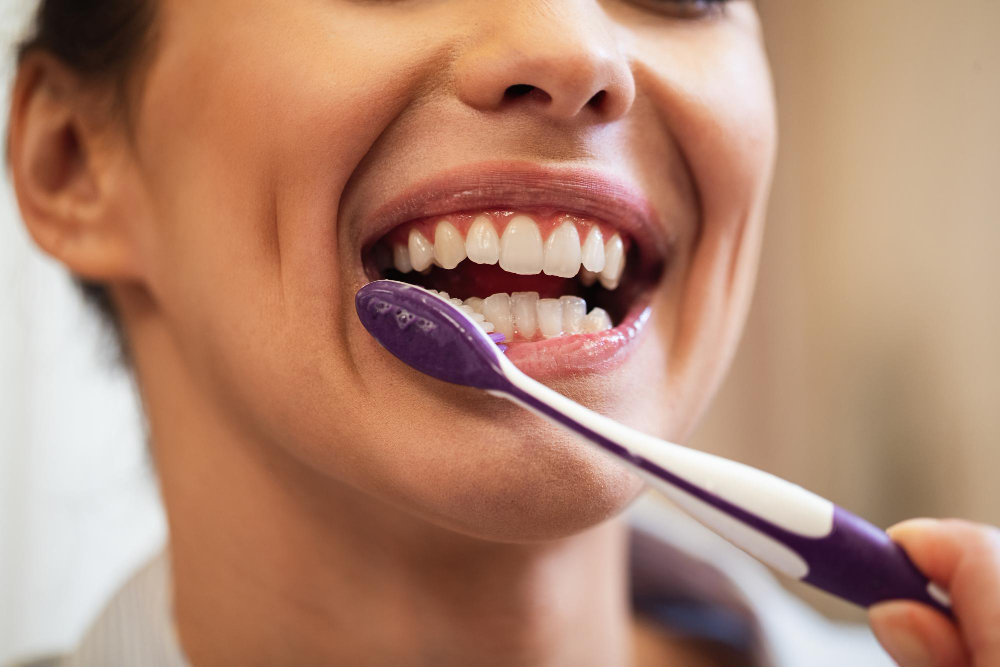 Você escova os dentes do jeito certo? Dentista diz como identificar placa bacteriana