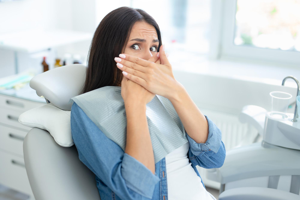 Medo de dentista afasta pacientes, mas novas tecnologias sem agulha mudam o cenário