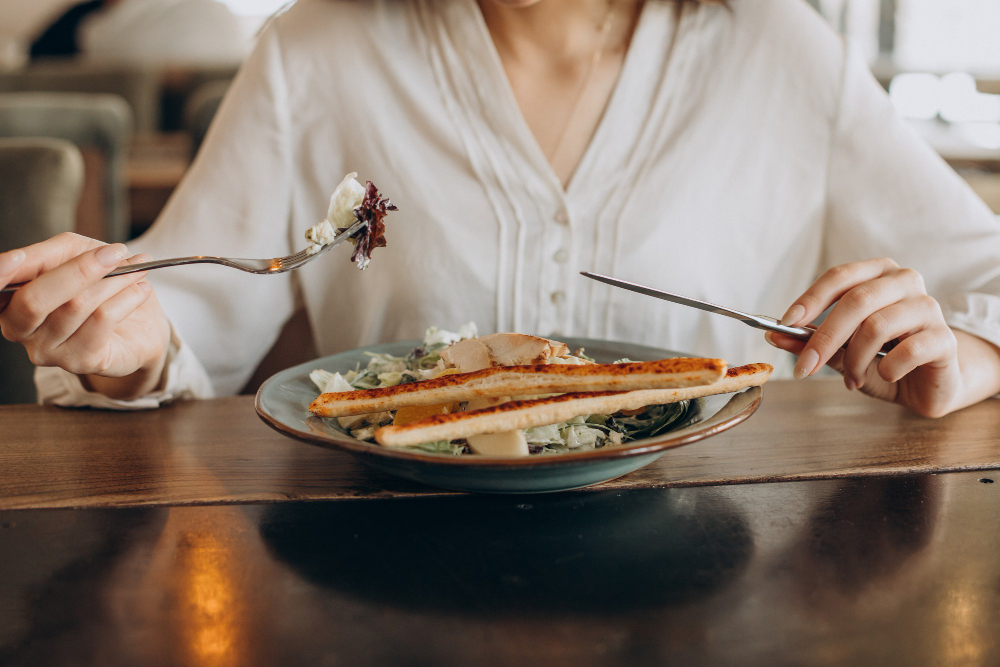 Cérebro aprende a comer antes de aprender a falar: isso molda a relação com a comida