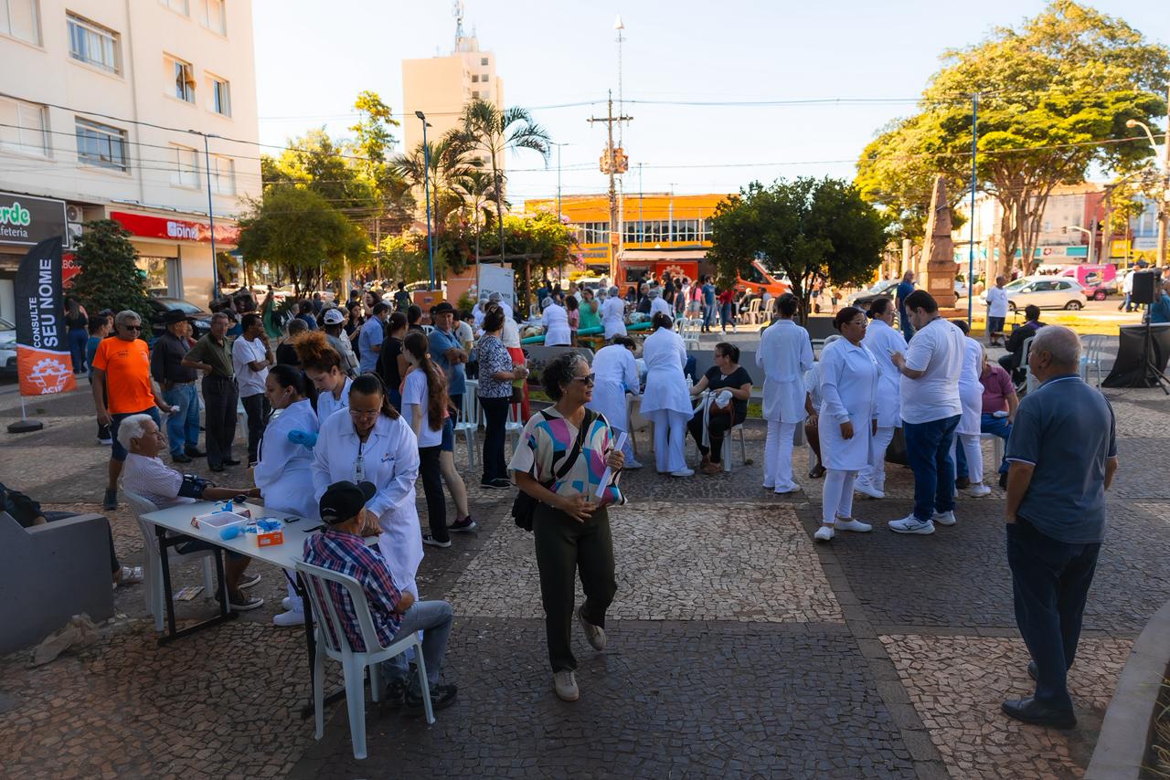 ACIF reúne cerca de mil pessoas em evento especial do Dia das Mães na Praça Barão