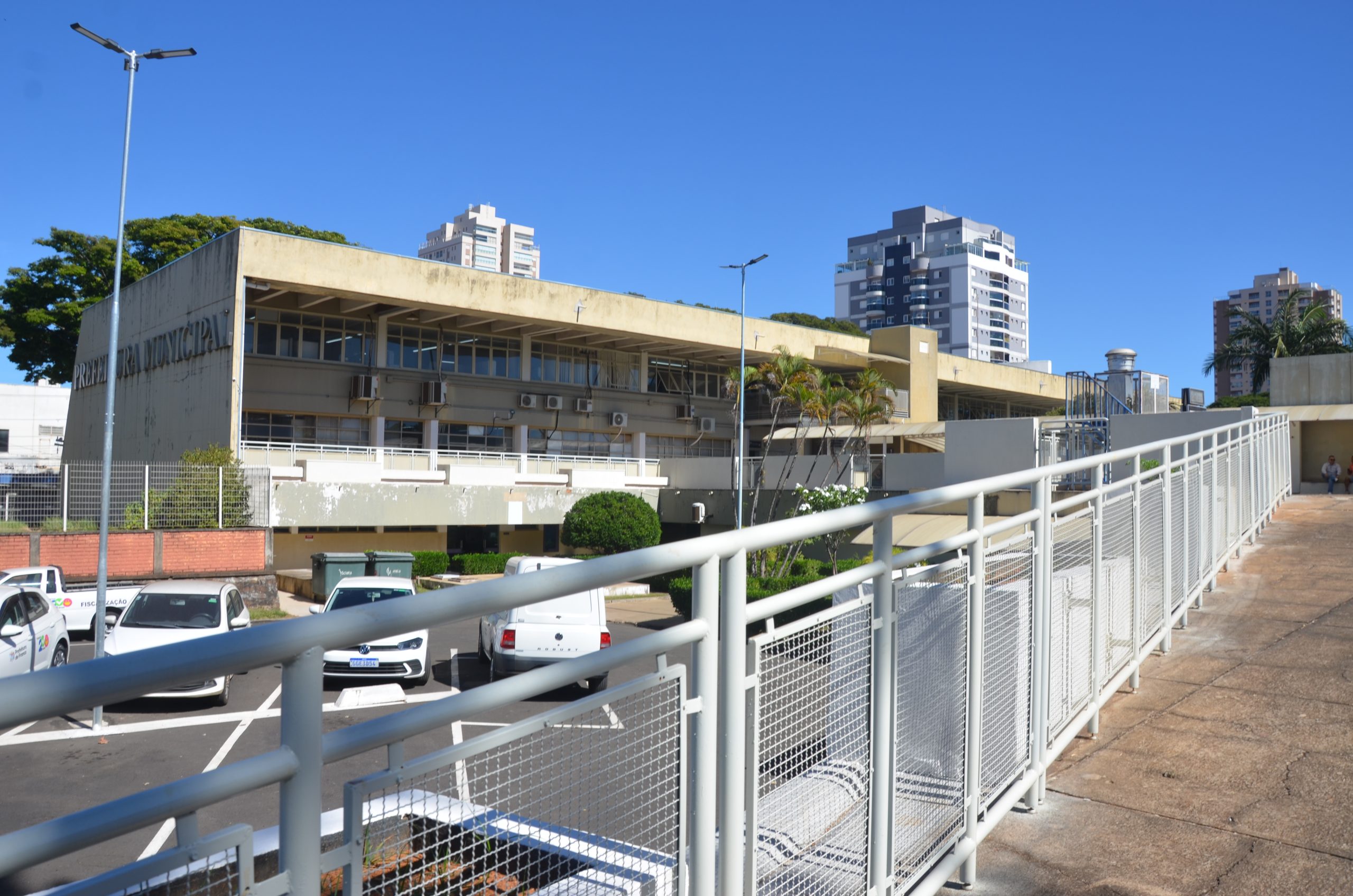 Prefeitura coloca veículos, móveis e sucatas em leilão com lances a partir de R$ 100