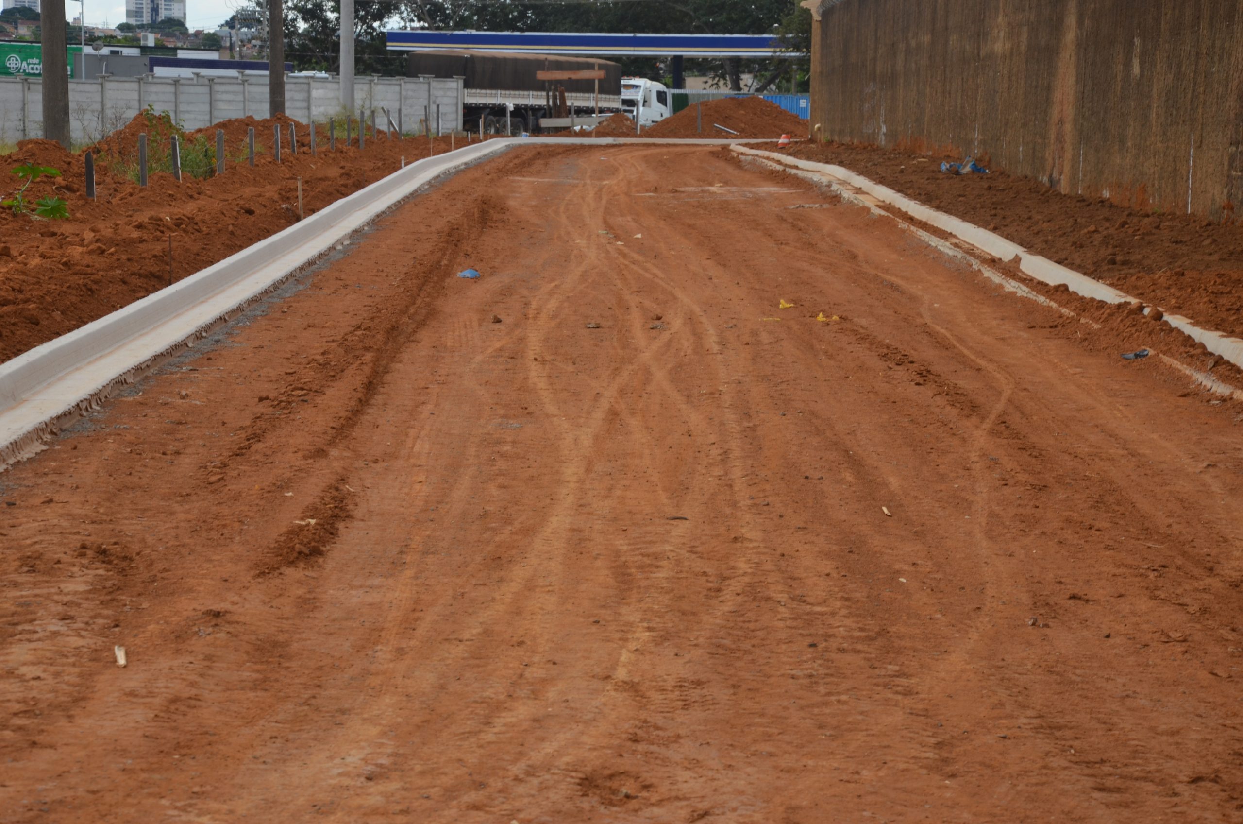 Obras de asfalto avançam em rua estratégica ao lado do novo Hospital Estadual