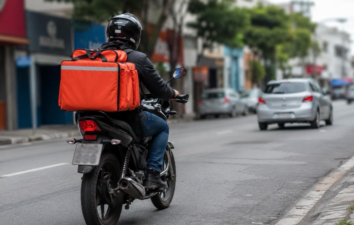 Poder de compra caiu tanto que quase metade dos brasileiros fazem “bicos” para viver