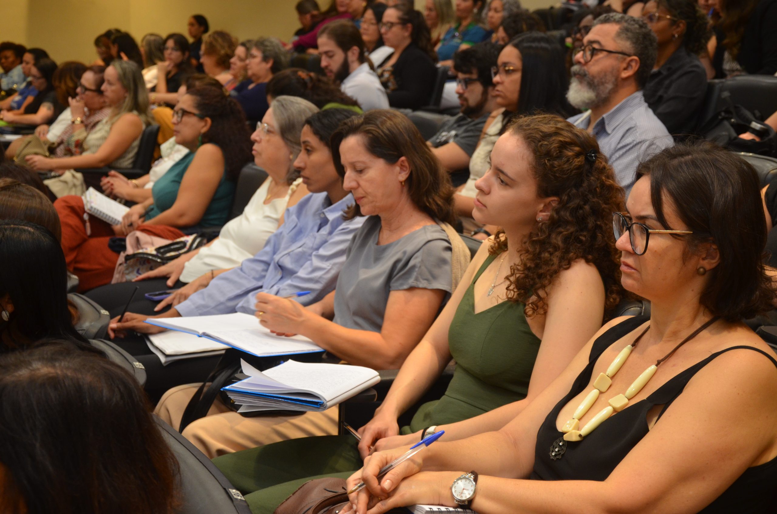 Servidores da Educação recebem formação sobre atendimento humanizado em Franca