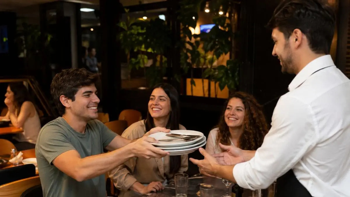 Você ajuda o garçom a tirar a mesa? Veja a explicação da psicologia para esse gesto