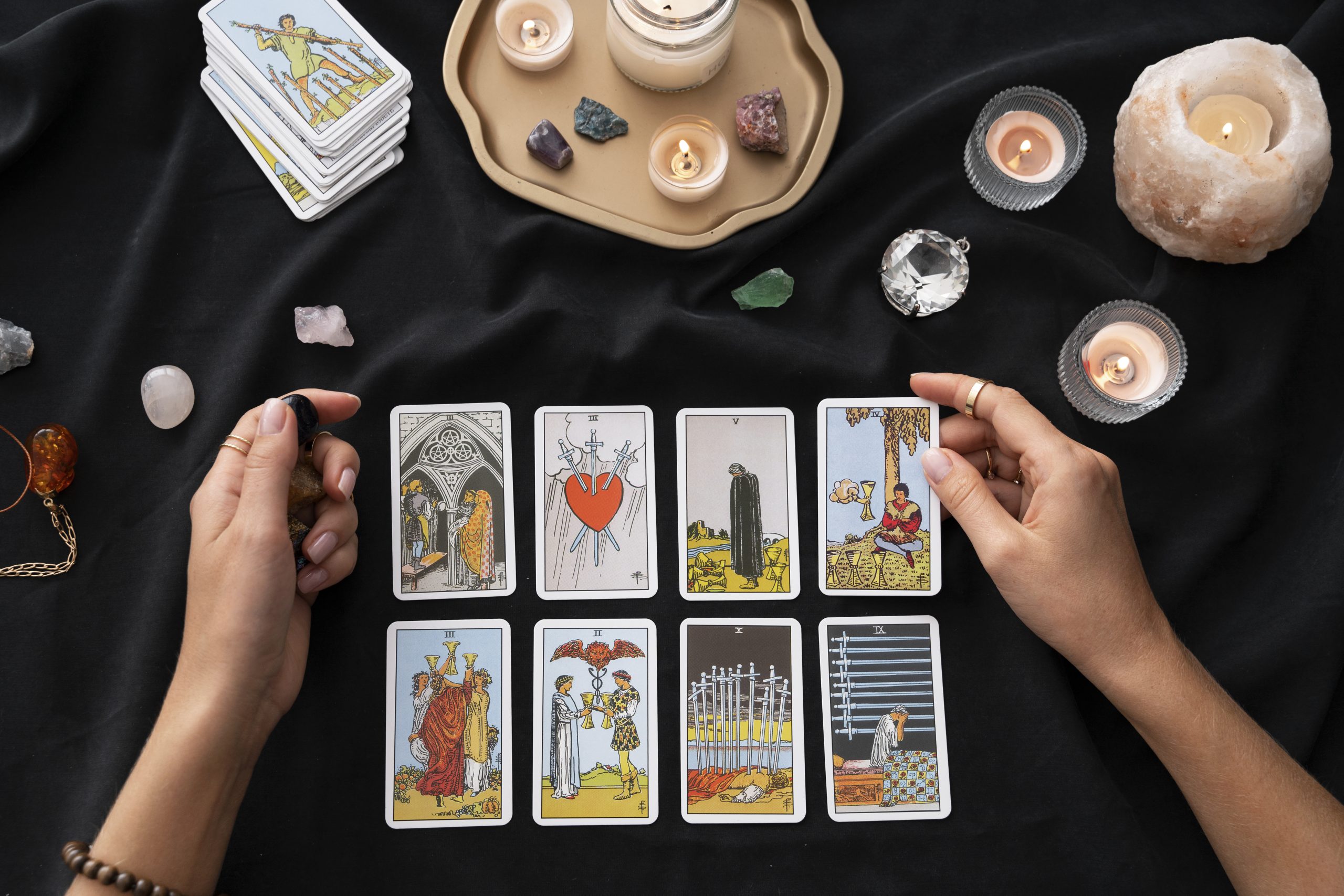 Amor travado? Tarot revela verdades escondidas sobre seu relacionamento; saiba como