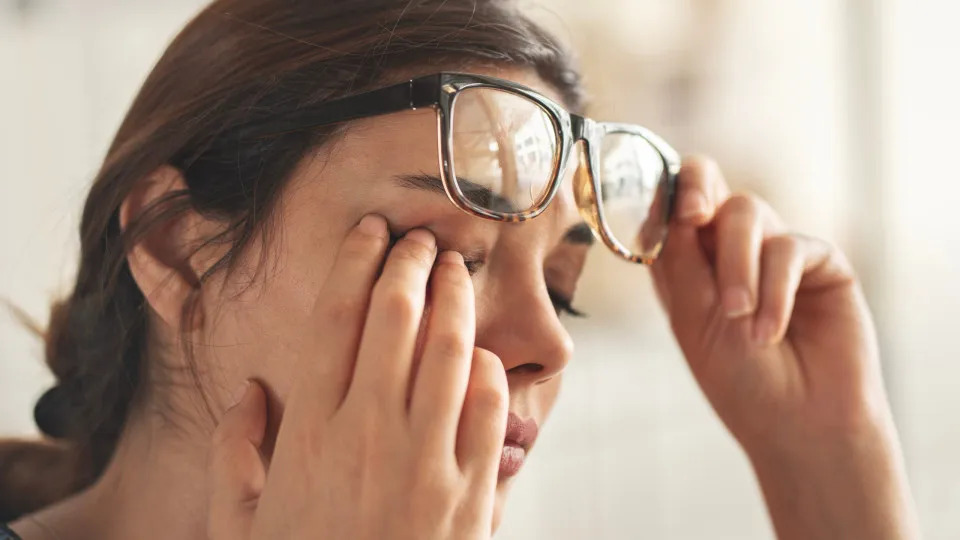 Olho tremendo incomoda? Médico explica 7 possíveis causas dos espasmos
