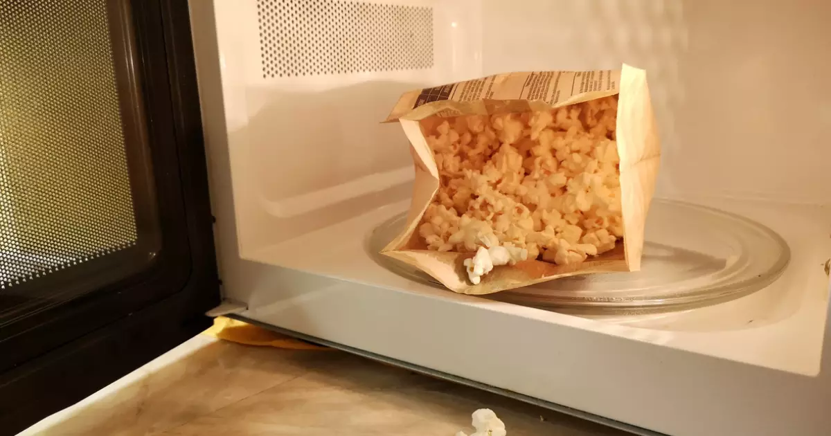 Por que o cheiro de pipoca fica impregnado no micro-ondas? Truque ajuda a resolver!