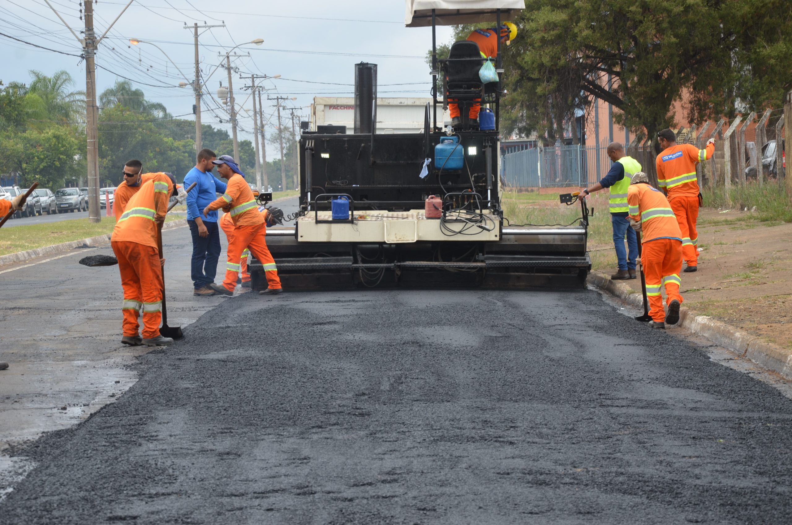 Nova fase de recapeamento chega ao Distrito Industrial e avenida Santos Dumont