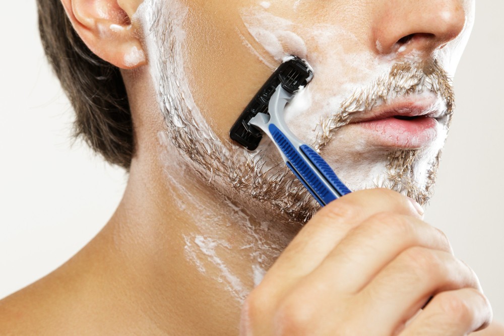 Pelos encravados após a barba: entenda a pseudofoliculite e como evitar irritações