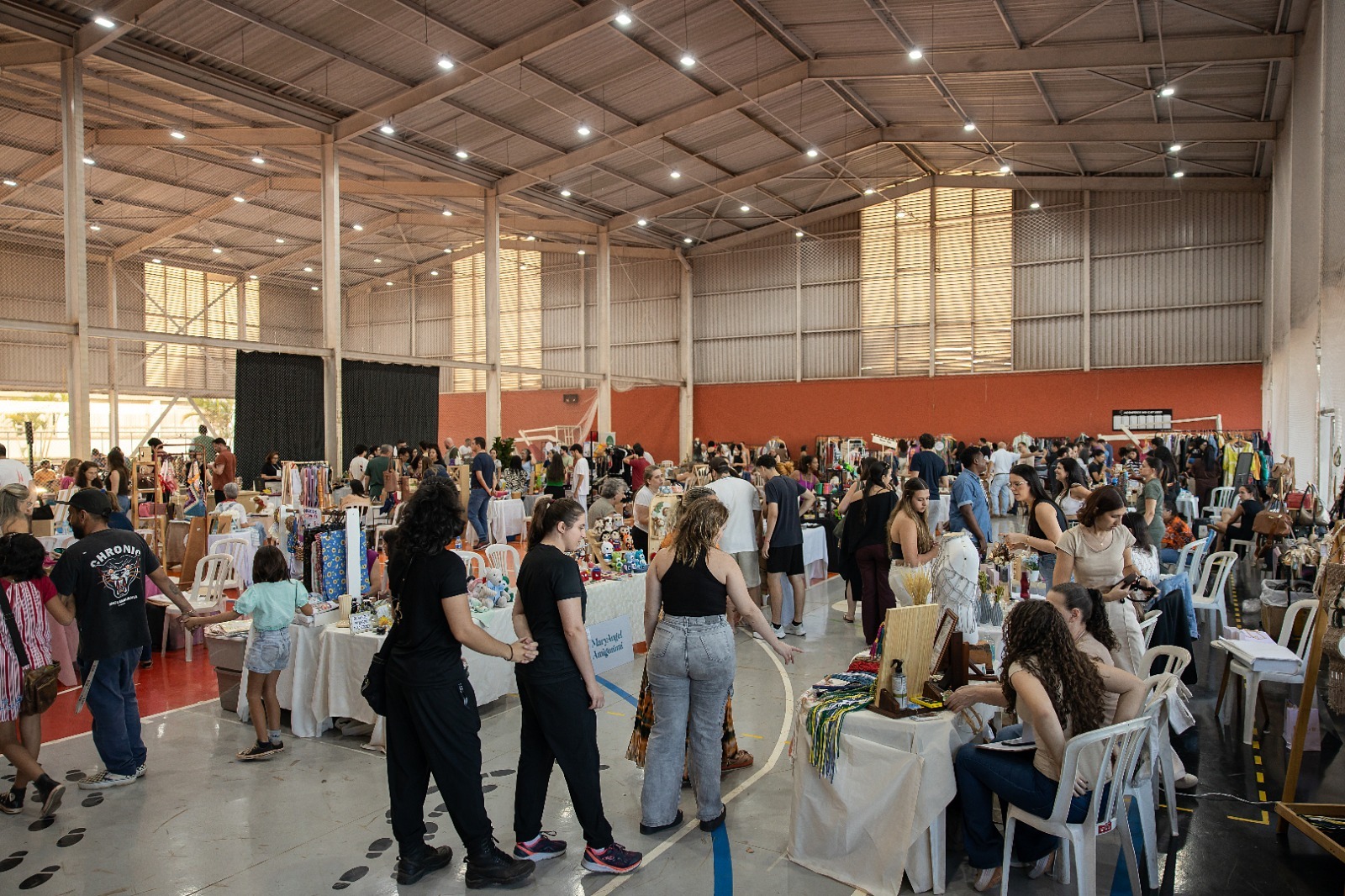 Feira de Quem Faz reúne artesãos, brechós e atrações culturais com temática junina