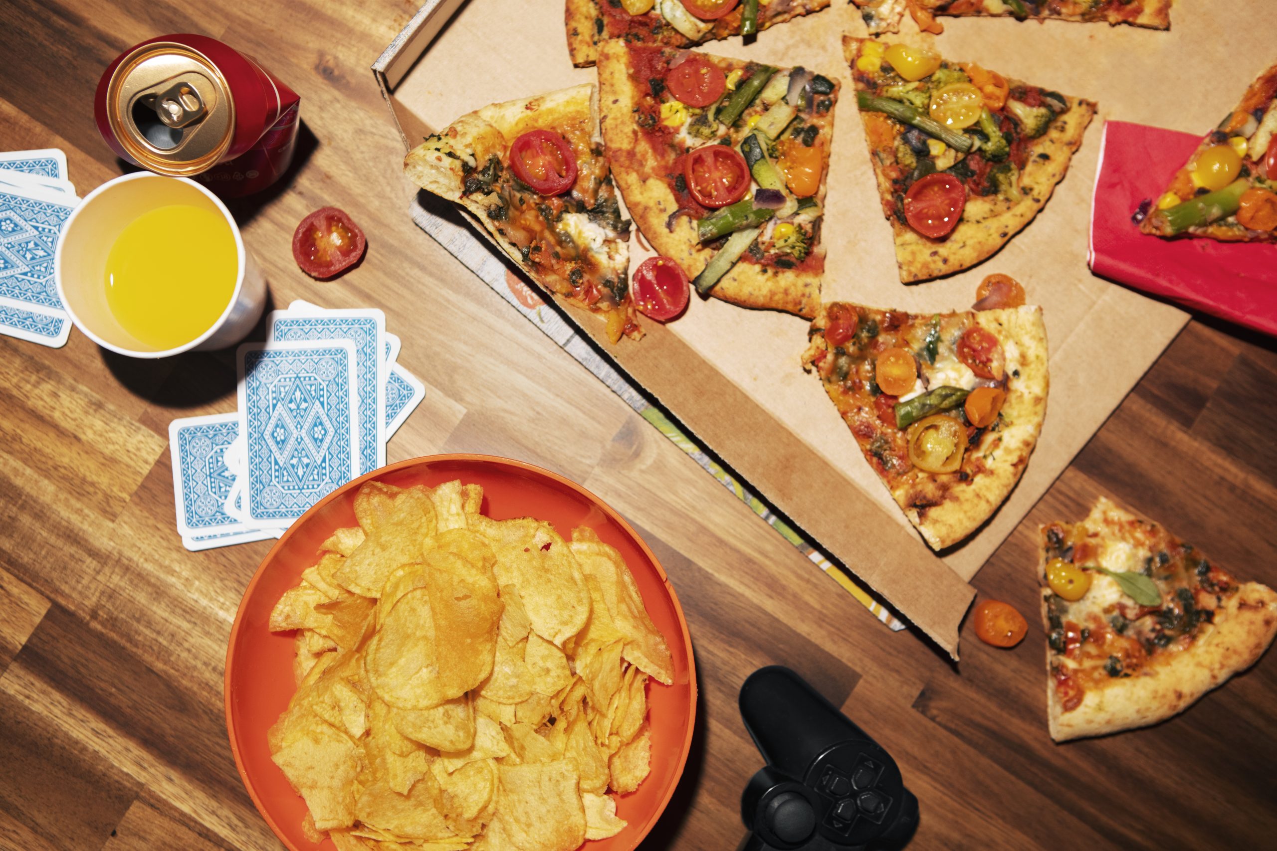 Por que beber álcool faz você sentir vontade de comer salgadinhos e pizza