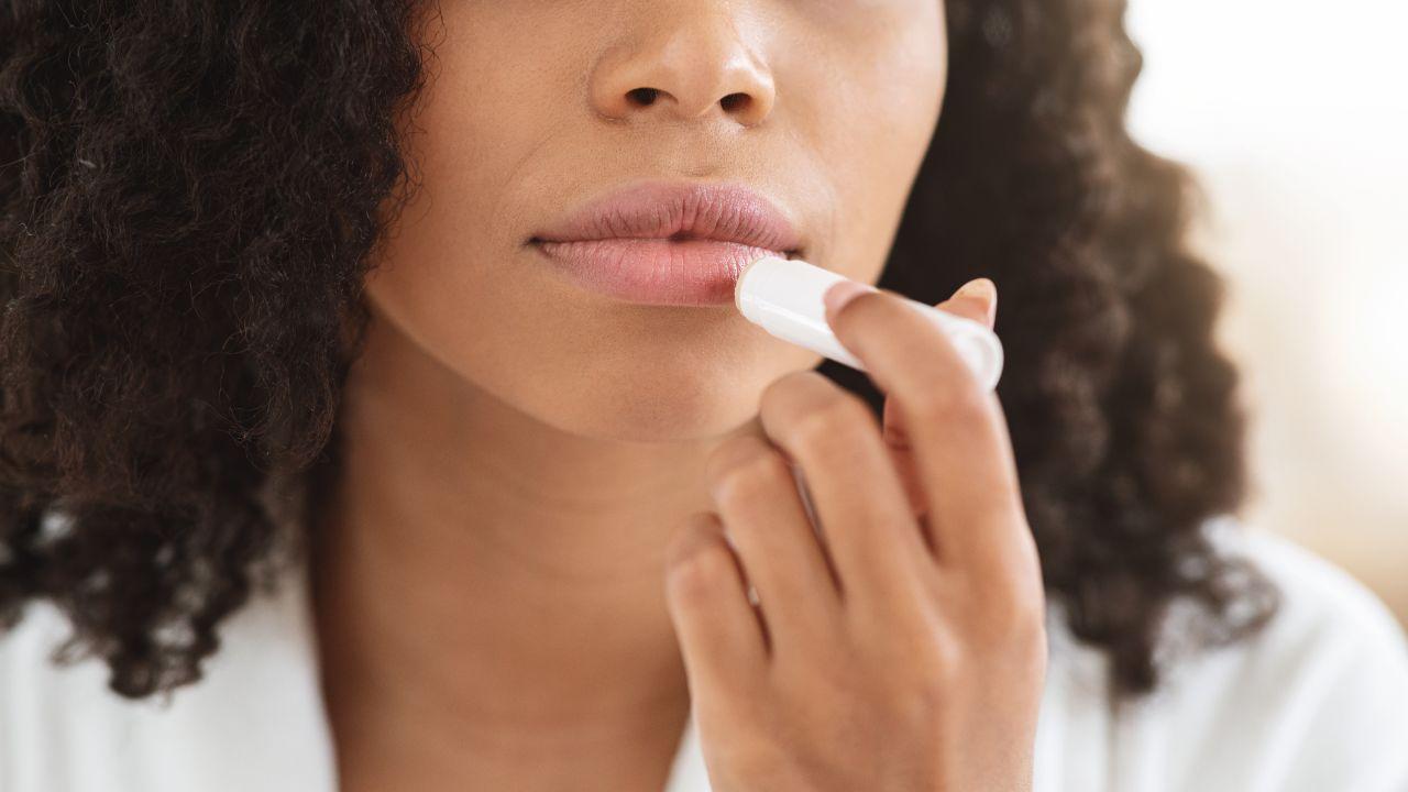 Boca descascando no inverno? Aprenda como esfoliar os lábios em casa