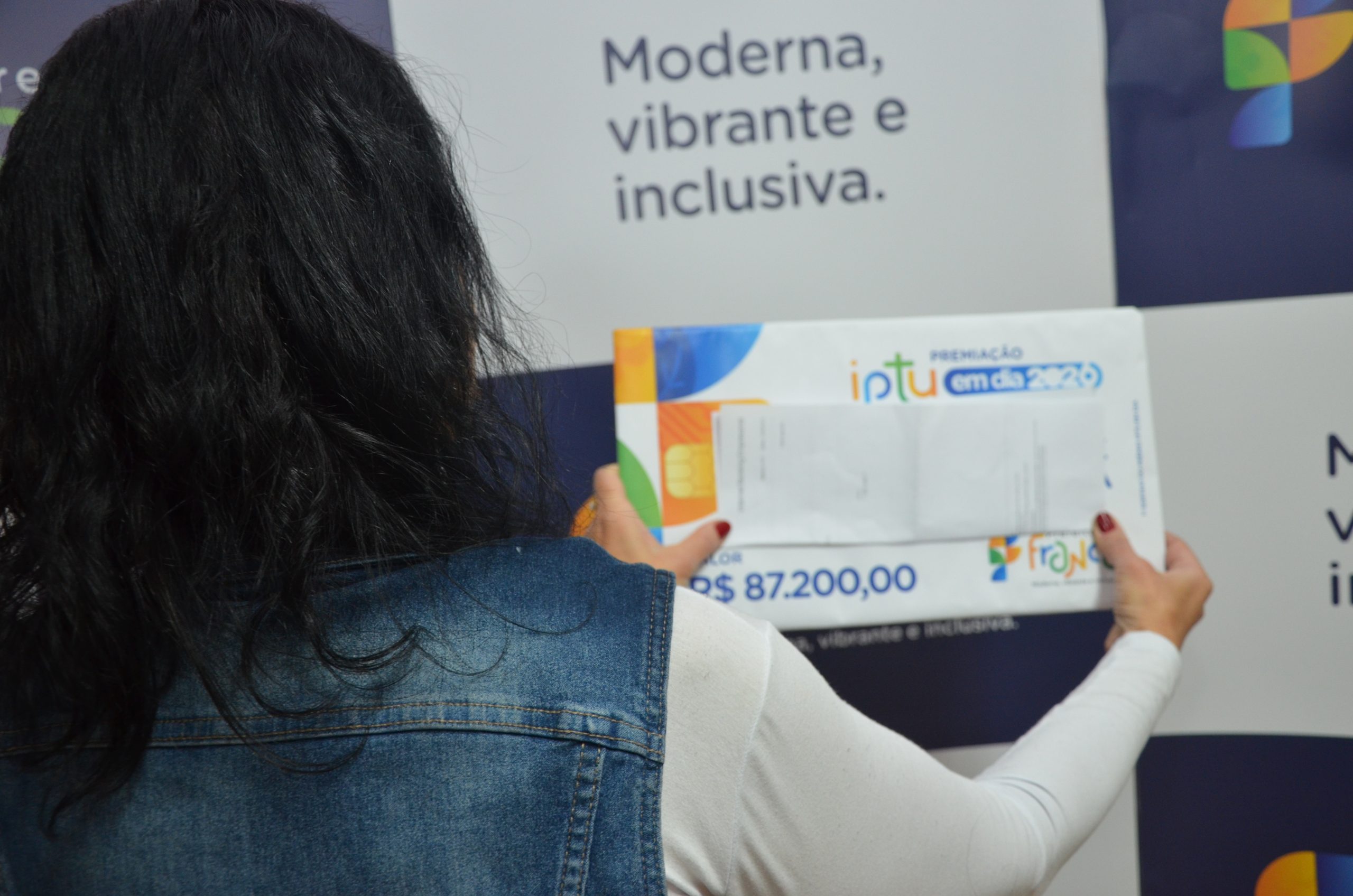 Prefeitura de Franca entrega prêmio de R$ 87 mil para moradora em dia com o IPTU