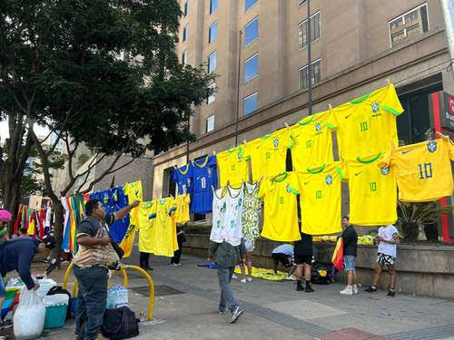 Vendas de camisas e bandeiras do Brasil crescem e Franca entra no clima da Copa