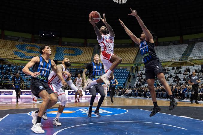 Pinheiros vence Sesi Franca no Ibirapuera e diminui vantagem na decisão do NBB