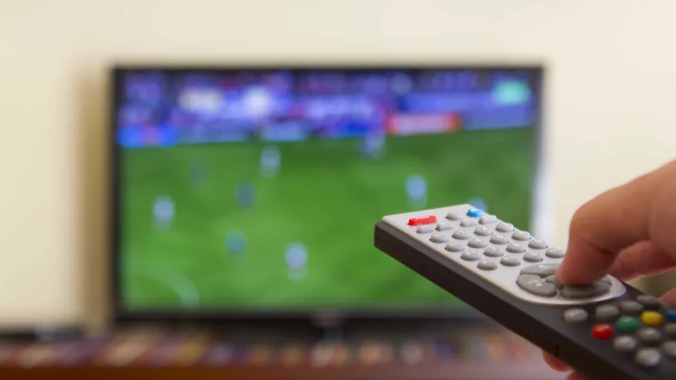 Maratona da Copa na TV pode causar dor nas costas e problemas de postura