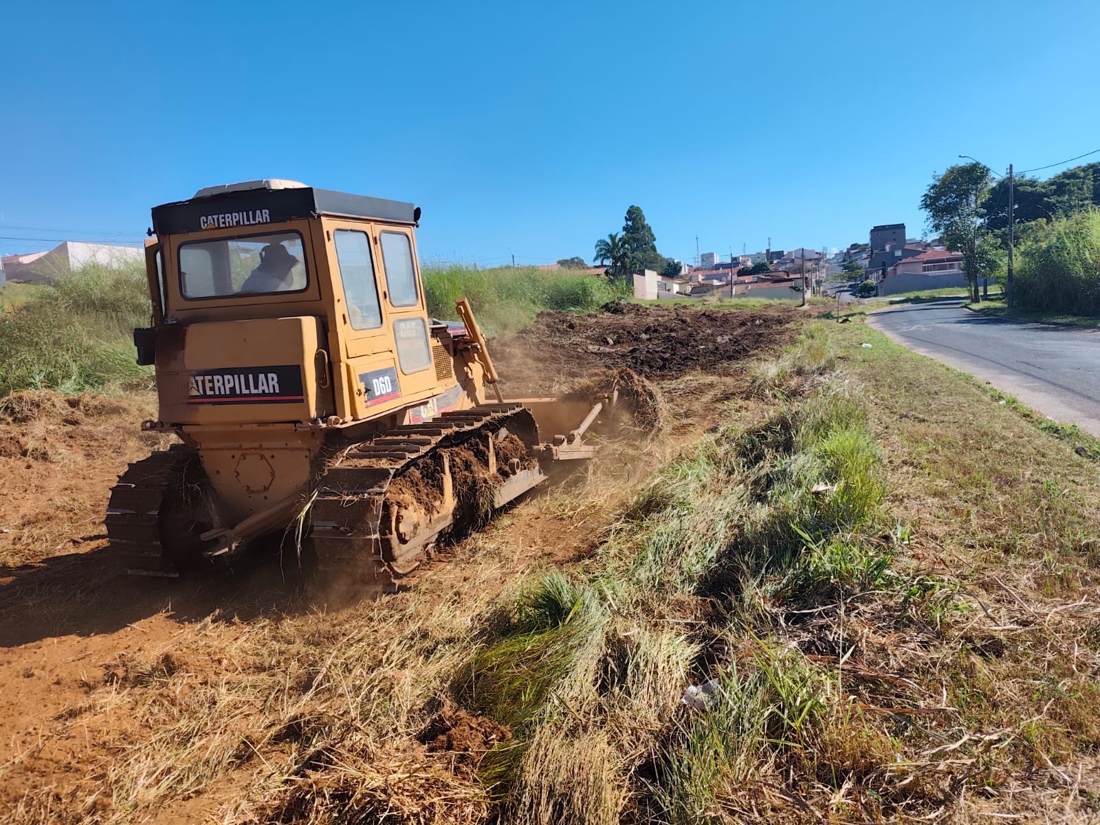 Obras de asfaltamento começam em avenida entre o Jardim Barão e Vila Tótoli
