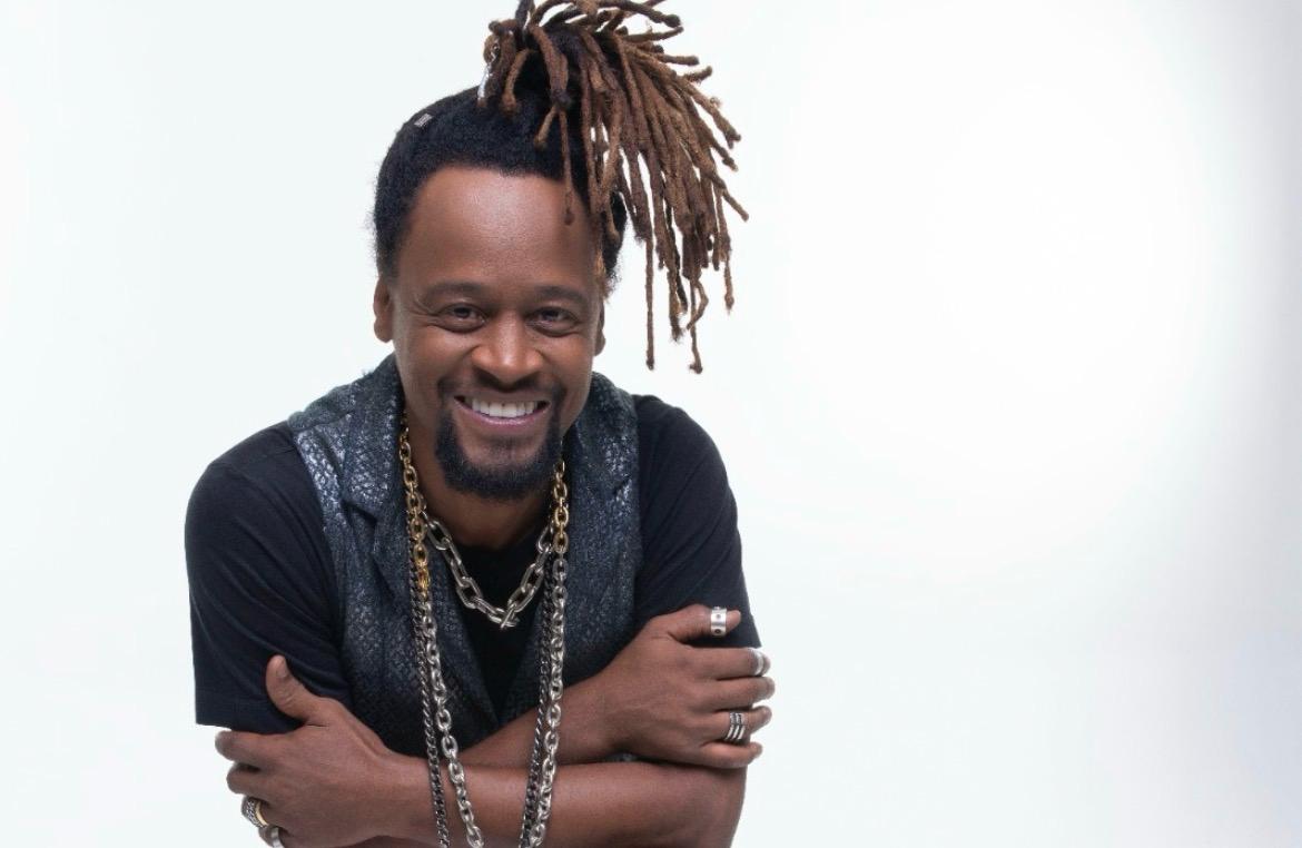 Toni Garrido, vocalista do Cidade Negra, apresenta Baile Free no Sesc Franca