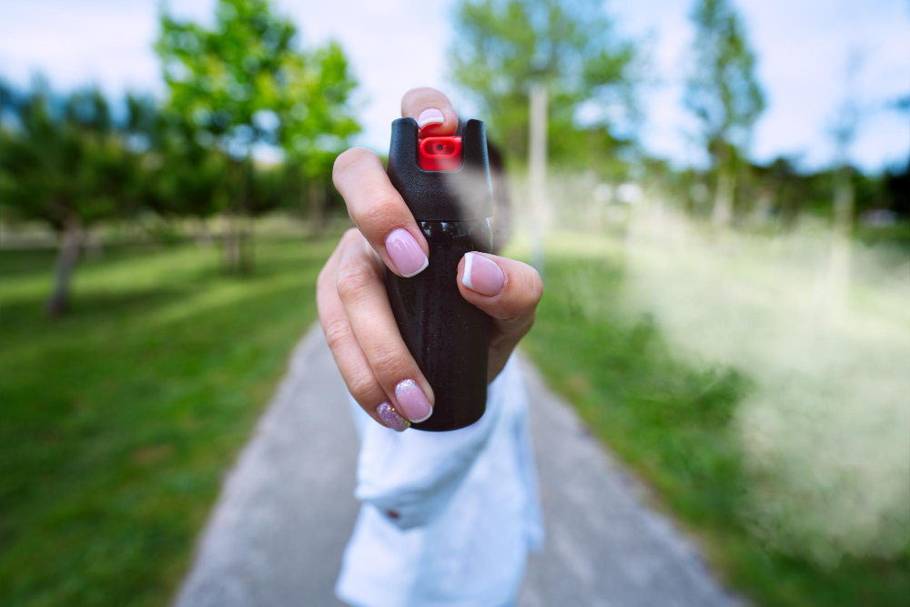 Veja os casos em que as mulheres podem usar spray de pimenta para defesa pessoal