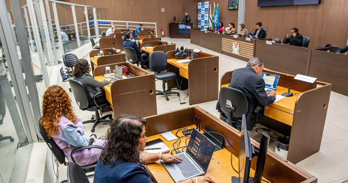 Mesmo sem ter efeito prático, biometria nas escolas é aprovada pelos vereadores