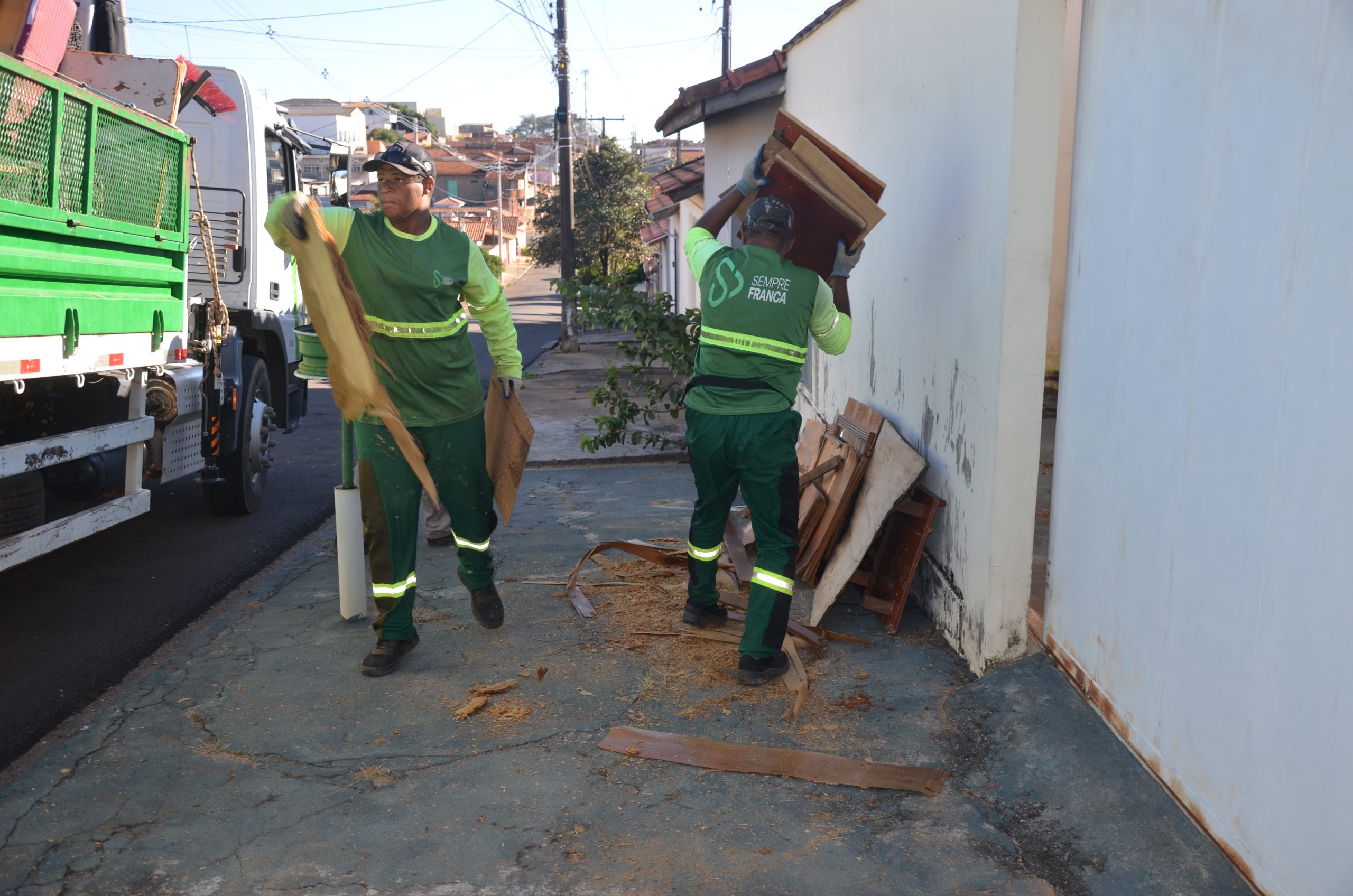 Serviço agendado recolhe móveis velhos em Franca; saiba como pedir a retirada